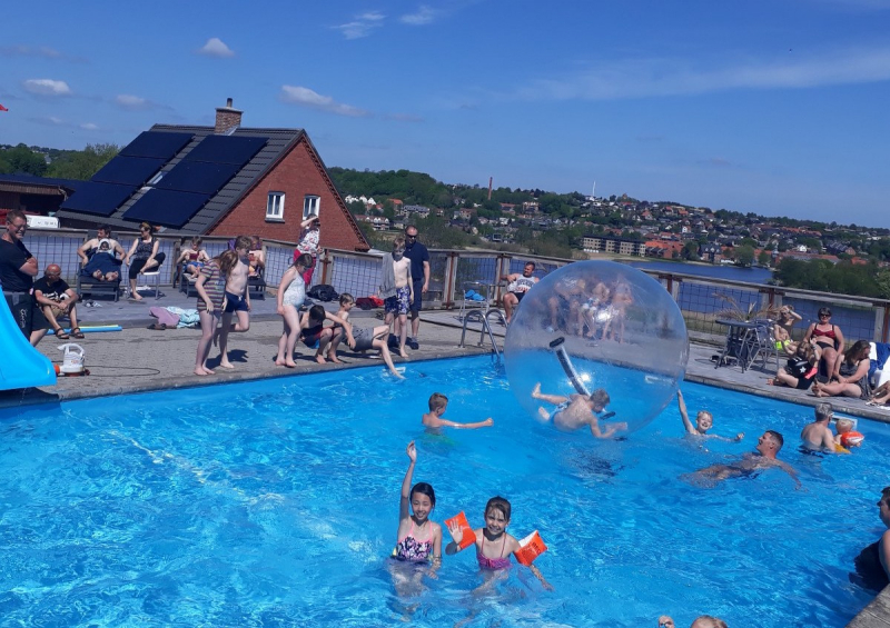Unieke ligging met uitzicht over de stad Hobro, met Vesterfjord op de voorgrond en zicht op de Mariagerfjord. De camping ligt op slechts 10 minuten wandelen via een prachtige natuurroute van het centrum van Hobro.