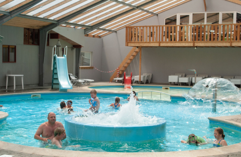 Stedelijke camping in de mooiste natuur, direct aan een zwemmeer en dicht bij het gezellige stadsleven van Ry.