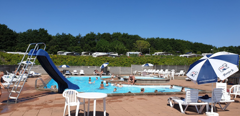 De kampeerplaatsen liggen in terrassen op een zuidhelling en bieden een uniek en prachtig uitzicht over de Skive Fjord en het landschap rondom de fjord.