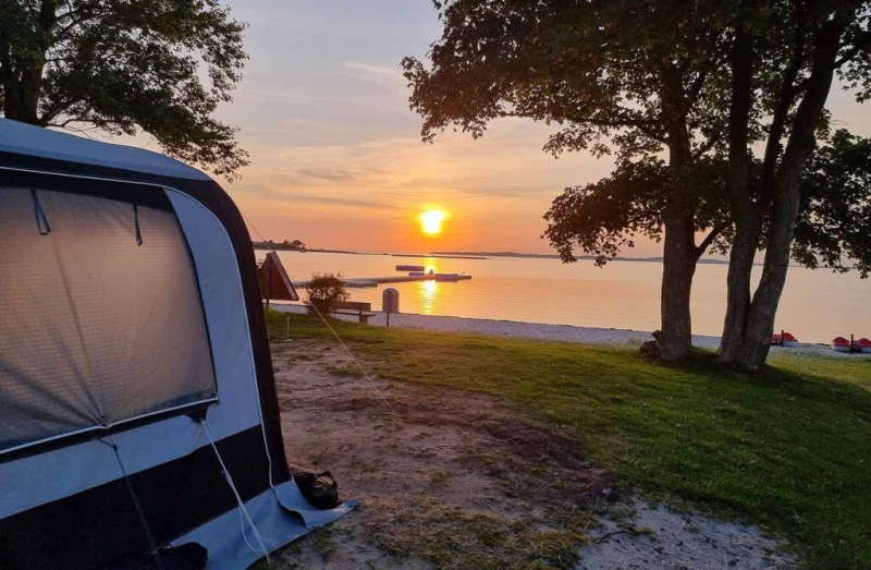 Bij ons ben je omringd door zee – aan maar liefst drie kanten.  
Met directe toegang tot het mooiste kindvriendelijke strand.