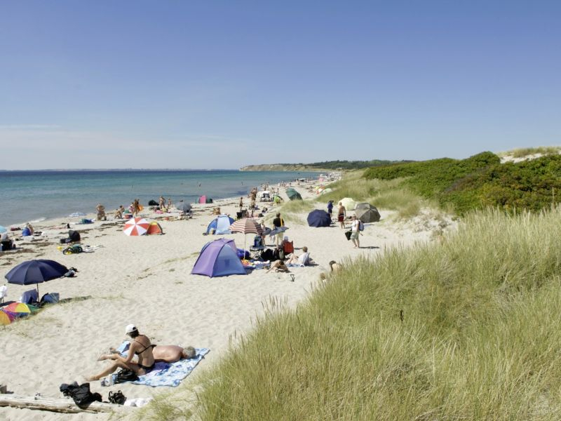 Ristinge sommerCamp ligt in een prachtig natuurgebied, op slechts 300 meter van het schitterende Ristinge Strand. Het mooiste strand van de archipel.