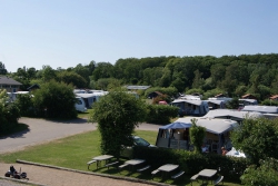 Echte idylle, gezelligheid en vakantie helemaal in ontspanning …De camping ligt direct aan een prachtig kindvriendelijk zandstrand met een zwemsteiger en een glijbaan het water in.