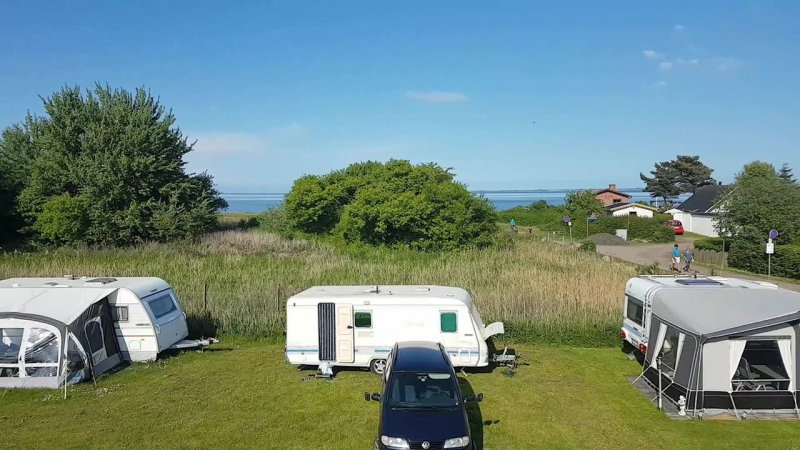 Echte idylle, gezelligheid en vakantie helemaal in ontspanning …De camping ligt direct aan een prachtig kindvriendelijk zandstrand met een zwemsteiger en een glijbaan het water in.