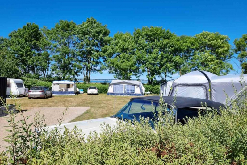 Geniet van de vrijheid en kom tot rust bij First Camp Holbæk Fjord met uitzicht over de Isefjord.