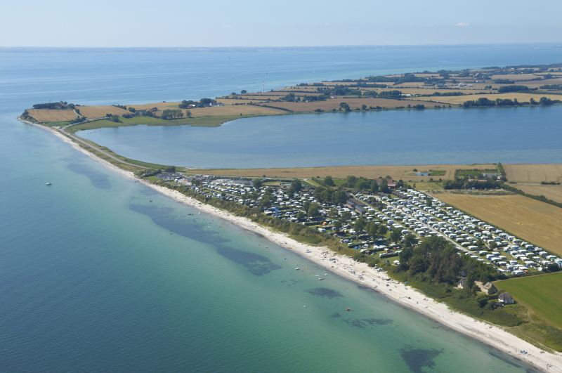 Drejby Strand Camping op Als is een viersterrencamping, prachtig gelegen tussen de Oostzee en het Lillehav.